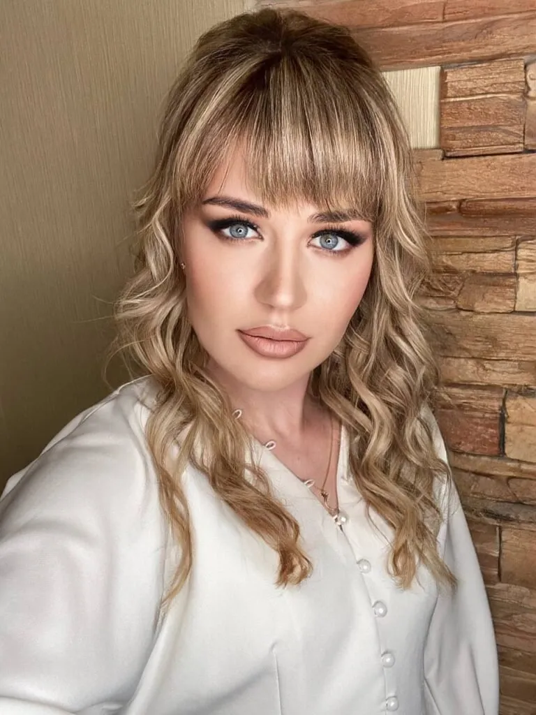 Smokey nude event makeup with soft curls and defined eyes in Chicago