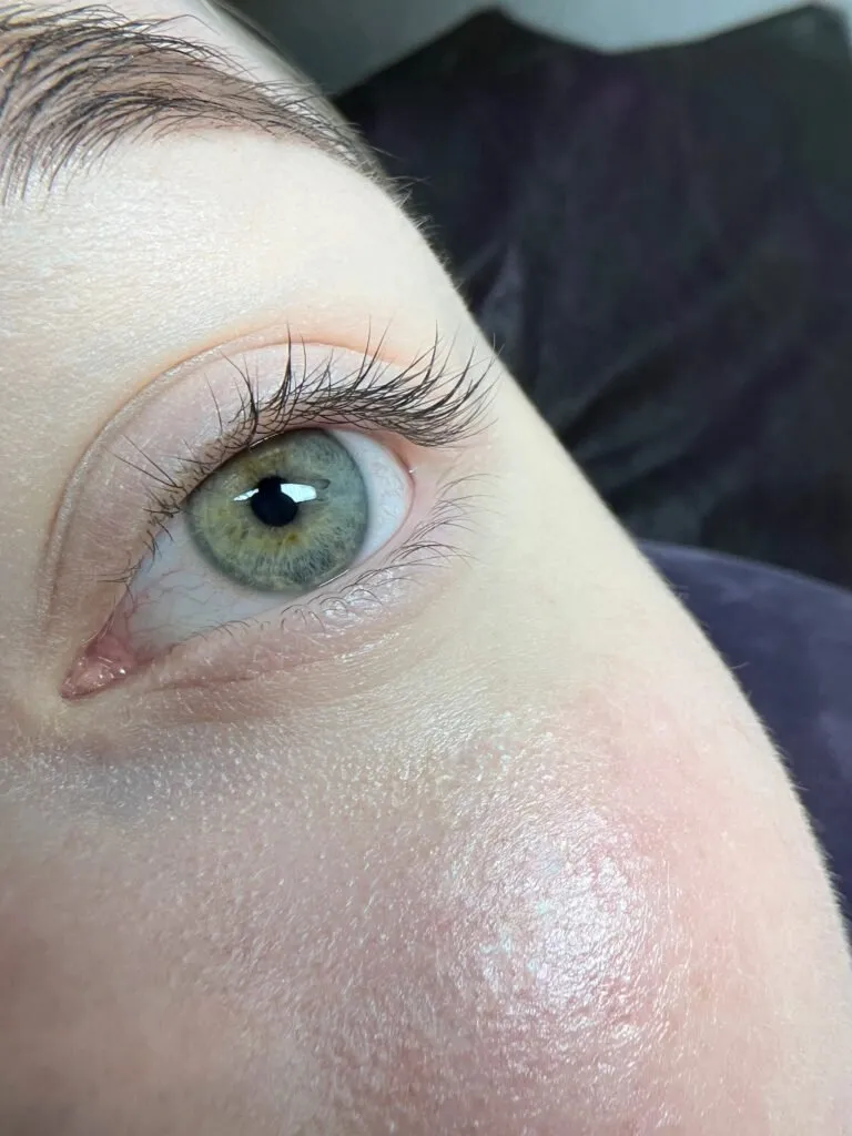 Natural lash lamination result showing a clean lash curve