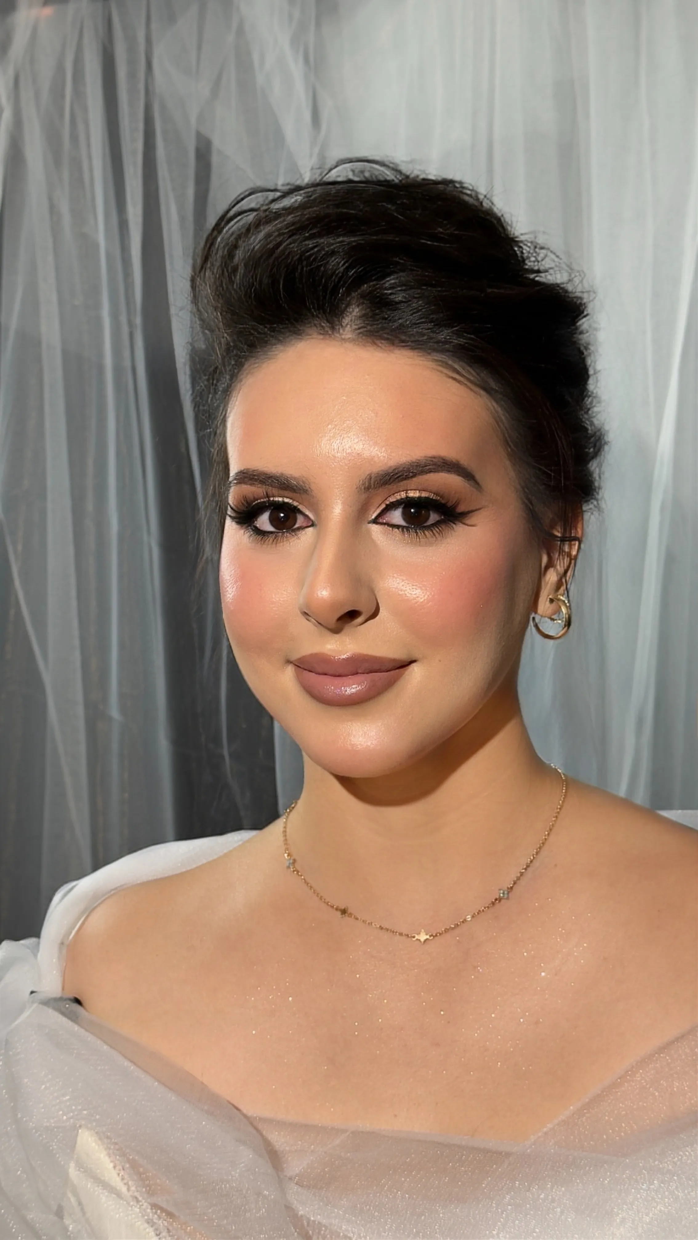 Timeless bridal makeup in neutral tones